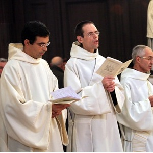 Nos trois ordinands chantant « Nous voici devant toi, ô notre Père ! »