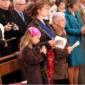 A l'intérieur de l'église , l'assemblée se recueille