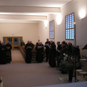 Office de vêpres à la chapelle d'Avon où nous rejoignent les frères non-capitulants de la communauté