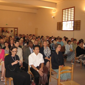 Vu partielle de l'assemblée dans notre chapelle d'Avon, amis et famille de Robert.