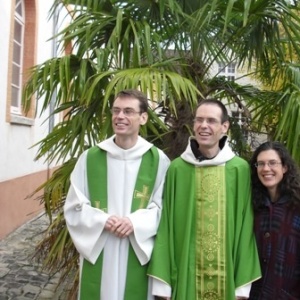 Photo de famille après la 1re messe du P. Guillaume, le dimanche 15 novembre à Avon : avec sa soeur et son frère, également prêtre