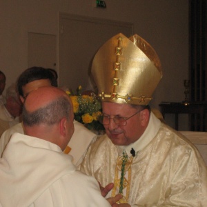 Puis suivent deux rites dits complémentaires, tout d'abord l'onction des mains avec le saint Chrême