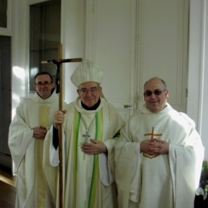 Mgr Gaucher entouré du Provincial à gauche et du Prieur d'Avon à droite