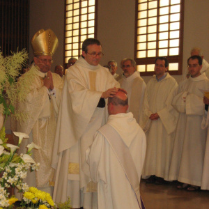 A la suite de l'évêque, les prêtres présents imposent aussi les mains, à commencer par notre frère provincial, Olivier-Marie