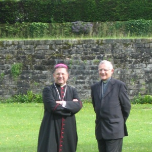 L'évêque du lieu, Mgr Albert-Marie de Monléon, vient saluer son frère dans l'épiscopat ainsi que Robert, et rendre grâce avec notre province