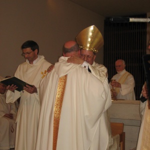 Une fois terminé les rites de l'ordination, le nouveau prêtre échange un baiser de paix avec ceux qui l'ont précédé dans l'ordre des prêtres, en commençant par celui qui l'a ordonné