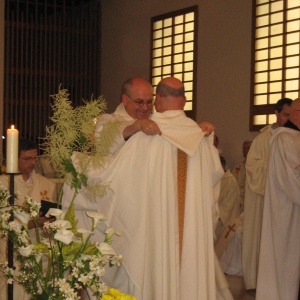 Désormais Robert est prêtre, on le revêt de ses nouveaux habits sacerdotaux