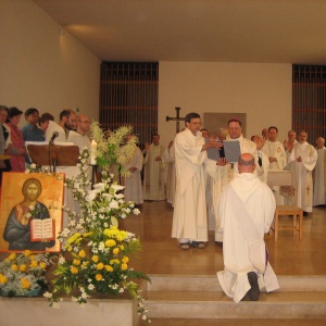 Après l'imposition des mains, l'évêque chante la prière d'ordination qui rapelle l'origine du sacerdoce dans le peuple d'Israël, avec Moïse et Aaron, renouvelé par la sacerdoce du Christ et l'appel des disciples