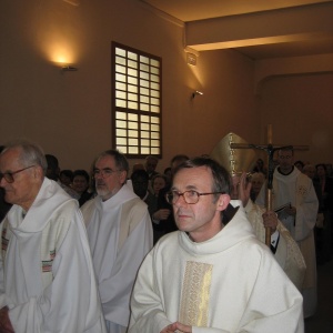 Notre frère provincial, Olivier-Marie, au premier plan, et derrière lui, fr. Robert PAUL, définiteur général de l'ordre.