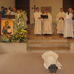 Prostration et litanie des saints avant l'ordination