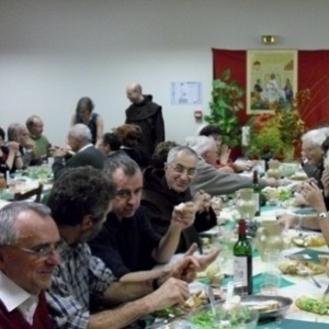 Un repas festif en compagnie du Christ et des disciples d'Emmaüs