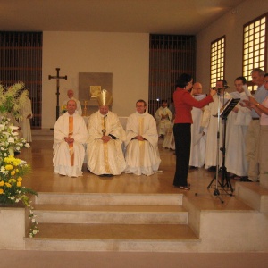 Début de la liturgie eucharistique, l'offertoire, de gauche à droite, le nouveau prêtre Robert, Mgr Jean-Benjamin Sleiman, notre provincial, Olivier-Marie