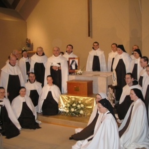Photo de famille autour du reliquaire
