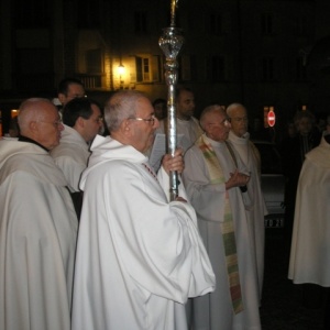 Sur le parvis de l'église St Michel - Nous emportons les reliques d'Elisabeth pour les célébrations solennelles avec nos soeurs.