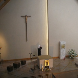 L'appel à la prière qui nous rassemble, frères et soeurs. - Tout au long de ce pélerinage nous partagerons la prière liturgique et l'oraison dans la chapelle de nos soeurs carmélites.