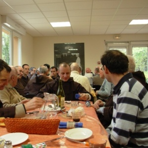 Repas fraternel - Tout au long de notre pélerinage, nos soeurs ont pris grand soin de leurs frères. Encore merci !