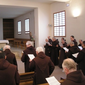 Office de vêpres à la chapelle d'Avon où nous rejoignent les frères non-capitulants de la communauté