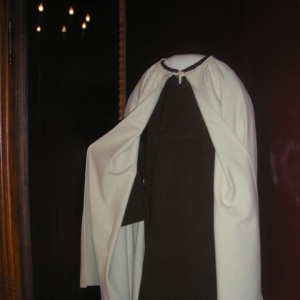 Habit de carmélite d'Elisabeth de la Trinité - De nombreux souvenirs, objets et écrits d'Elisabeth sont exposés exceptionnellement au musée d'art sacré