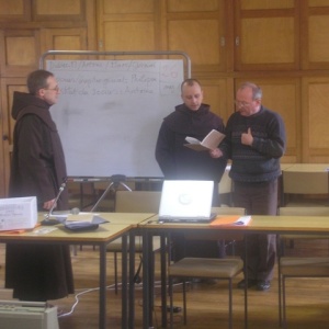 Le délégué au chapitre général, frère Philippe Hugelé, et son substitut lisent la profession de foi après leur élection, devant le provincial et son premier conseiller