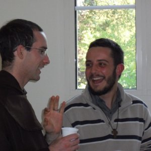 Un frère tentant d'enseigner un postulant - Deuxième travail au postulat : sourire aux blagues des frères même si elles ne sont pas drôles…