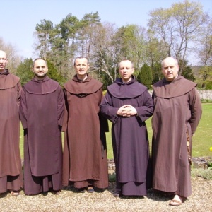 Les 5 prieurs de nos communautés : Christophe-Marie à Paris, Ghadir à Bagdad, Yannick à Lille, Antoine-Marie à Lisieux et Didier-Marie à Avon