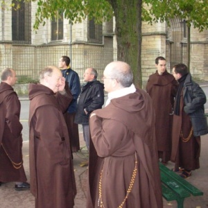 Après les laudes, nous pérégrinons dans la ville de Dijon parcourant les lieux où vécut Elisabeth.