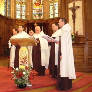 Chant des Vêpres à l'Eglise St Michel - Animé par les frères de la Province à l'invitation du curé, Père Marcel BOURLAND