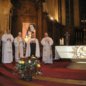Vêpres à l'église St Michel - Notre père provincial préside l'office, à sa gauche le père curé, Père Marcel BOURLAND, à sa droite, Mgr Gaidon, évêque émérite de Cahors, et le Père François TOUVET, vicaire général du diocèse.