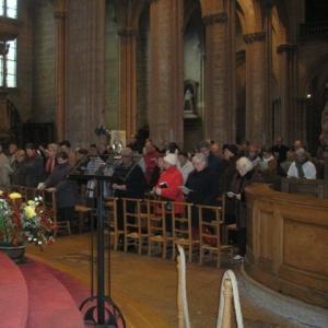 Vêpres à l'église St Michel - Comme pour les laudes le lendemain, les fidèles vinrent nombreux pour s'associer à notre prière.
