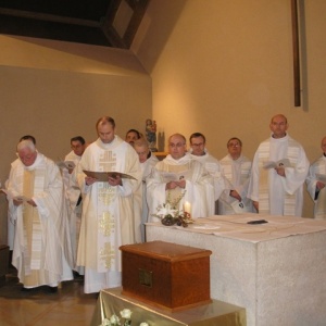 Eucharistie festive au Carmel de Flavignerot - Présidée par le Père François TOUVET, vicaire général du diocèse, avec la présence de nombreux prêtres amis du Carmel.